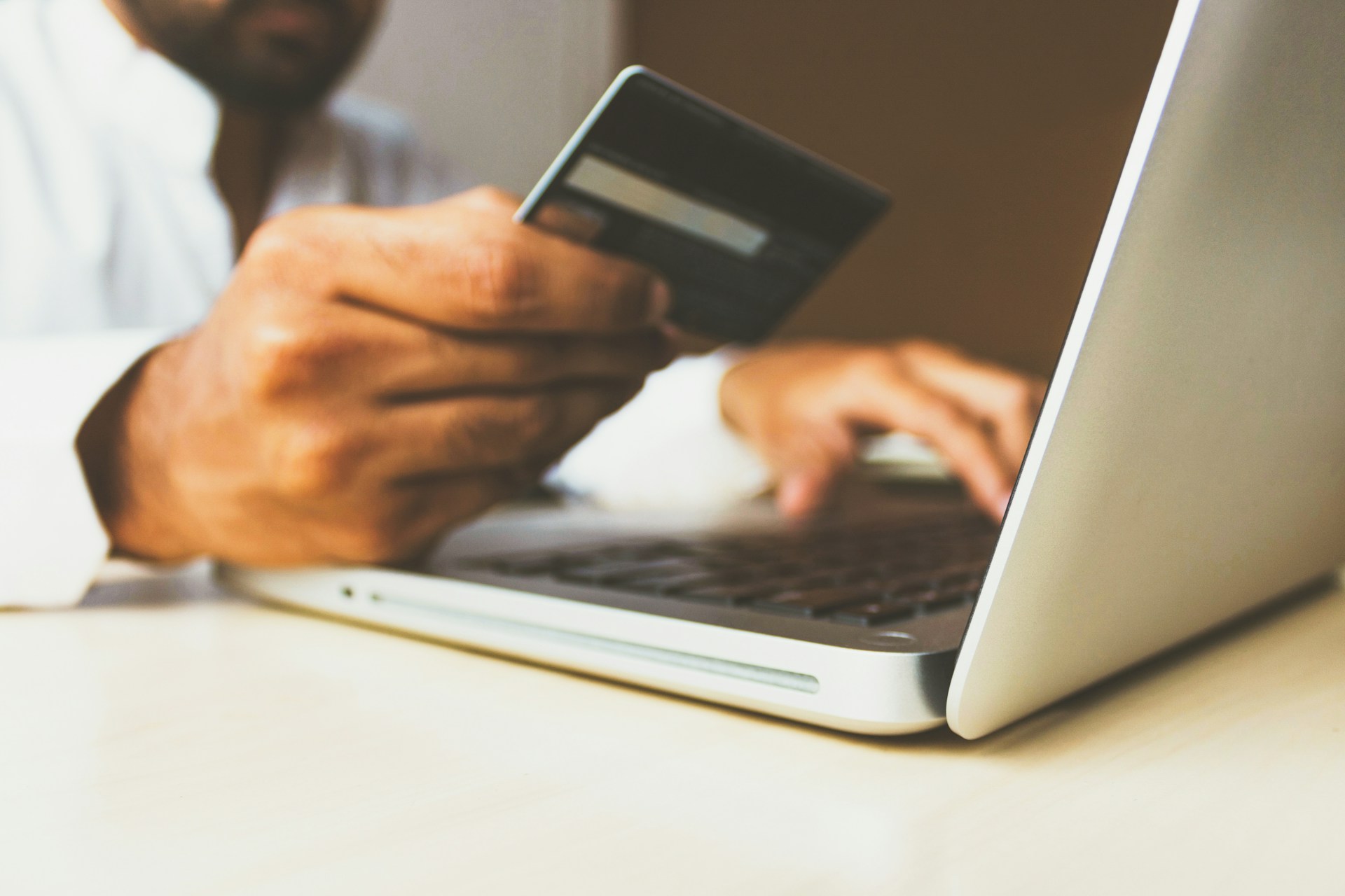Juros altos e e-commerce: como proteger sua operação e continuar crescendo